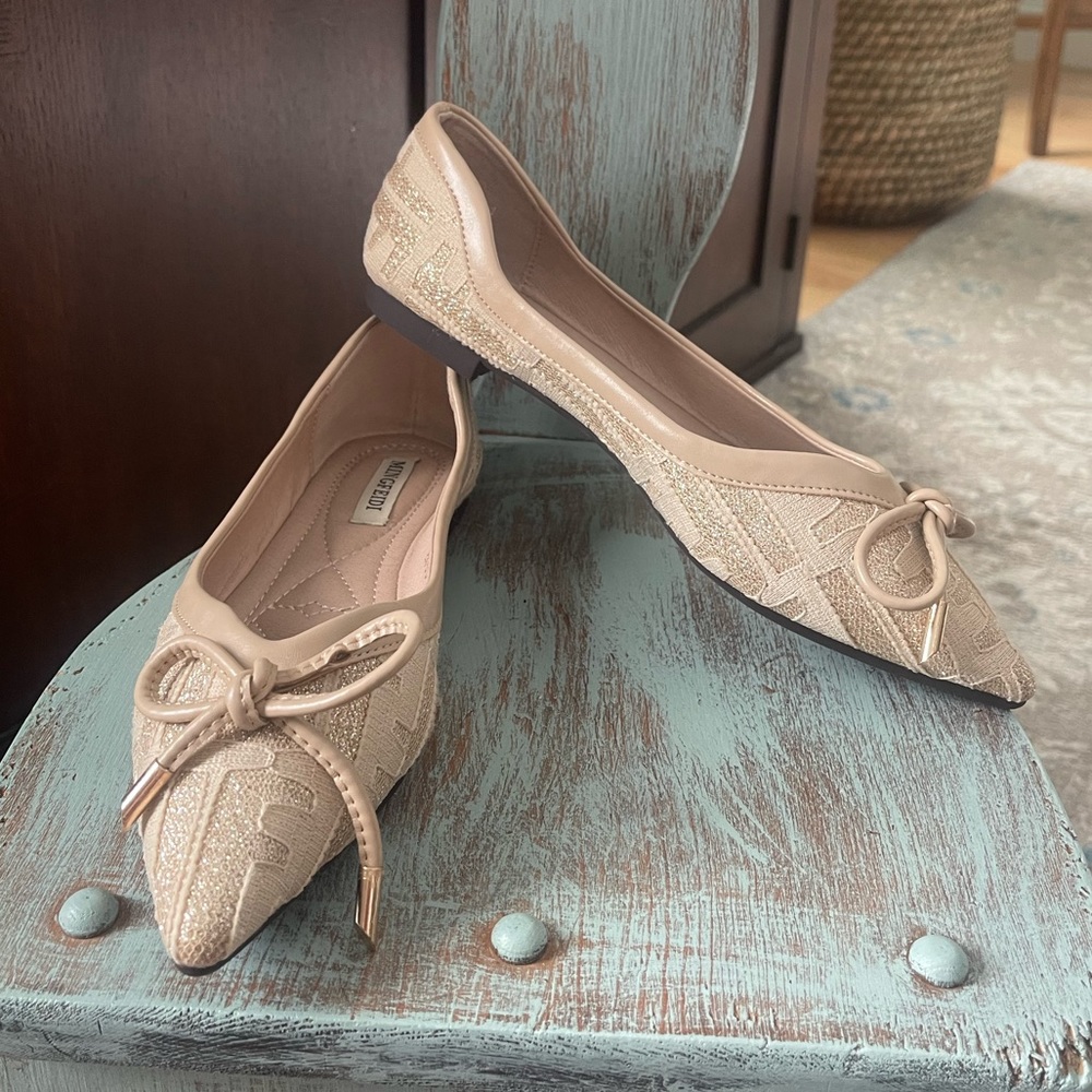 Mingfeidi Women’s SIZE 6 Bone and Gold Pointed Tow Flats NWOT